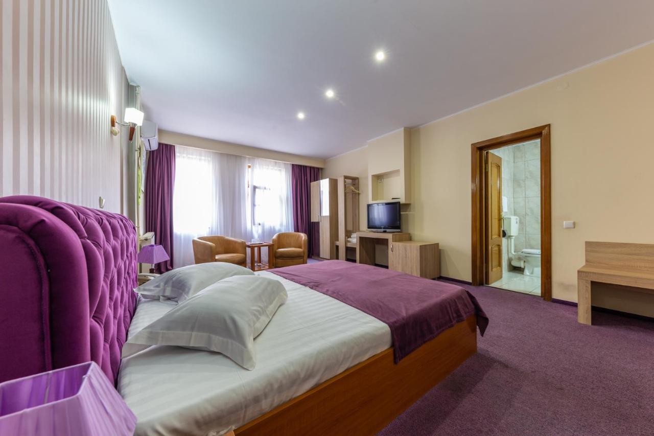 Amphitryon Hotel
