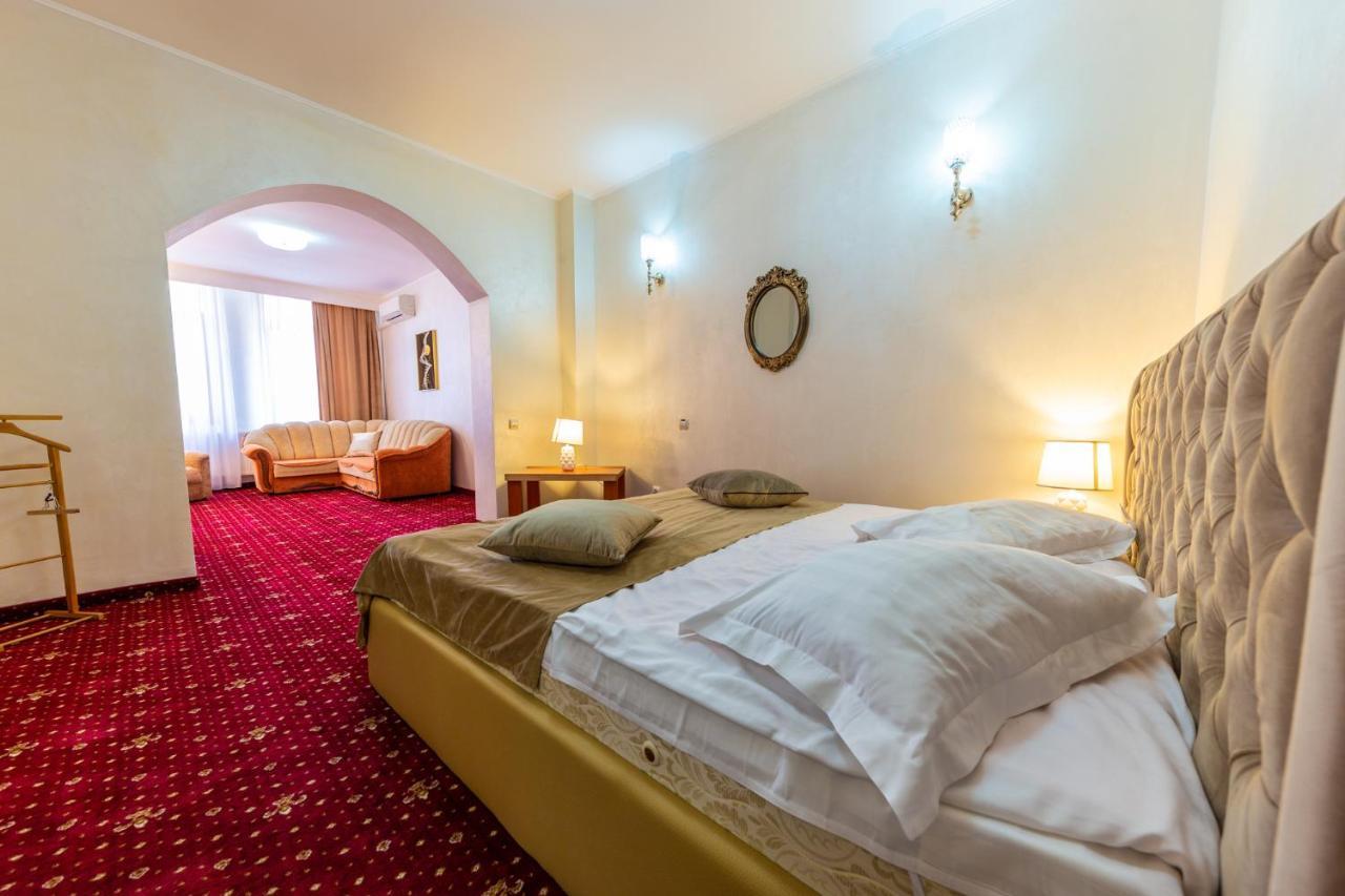 Amphitryon Hotel