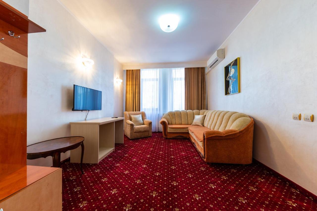 Amphitryon Hotel