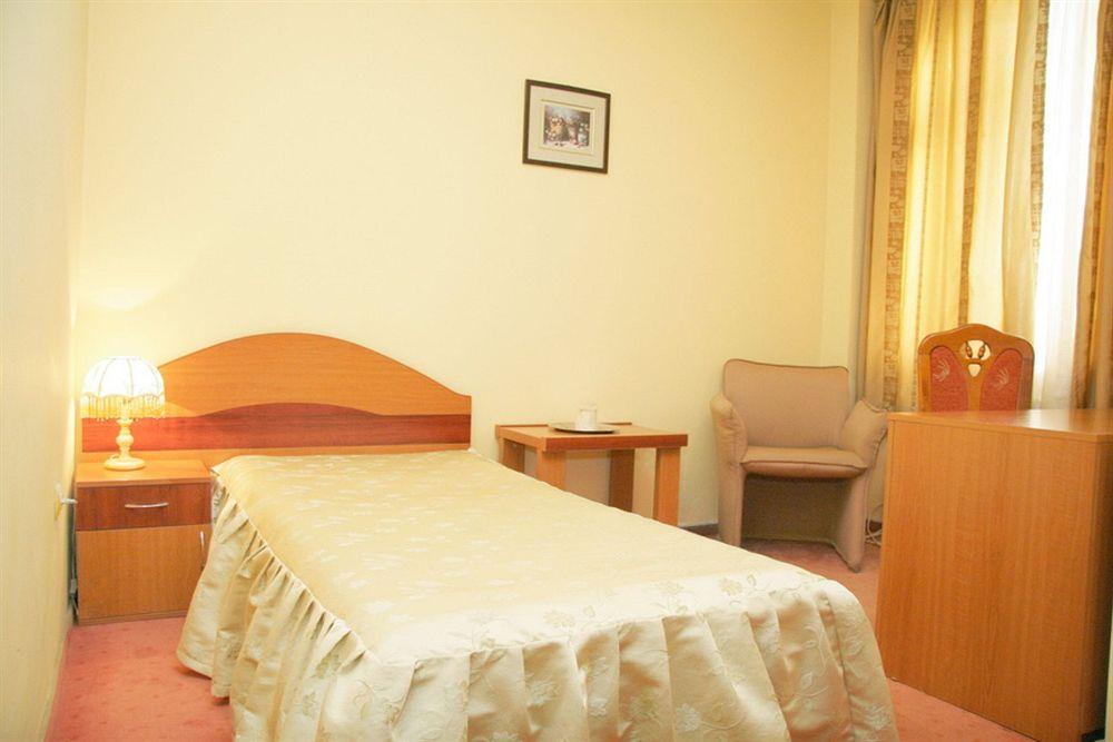 Amphitryon Hotel